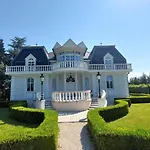 Privatunterkunft Castle Garden ***